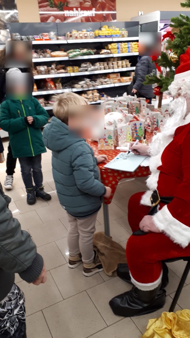 Der Nikolaus schreibt jedem Kind ein paar Worte auf.