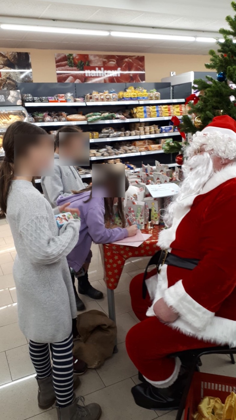 Gespannt warten die Kinder auf ihre Stiefeltüte.